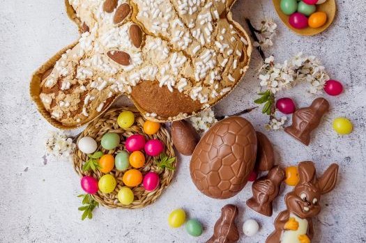 Ostergeb&auml;ck und Osters&uuml;&szlig;igkeiten auf einem grauen Untergrund.