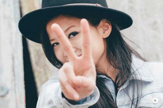 Eine Person schaut in die Kamera und signalisiert per Handzeichen Erfolg. 