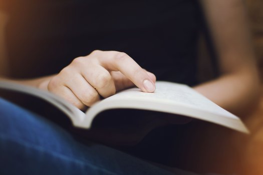 Ein Mensch liest in einem Buch